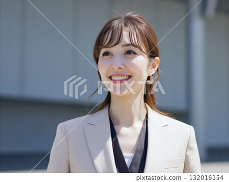 年輕的微笑日本女商人生成人工智慧 132016154