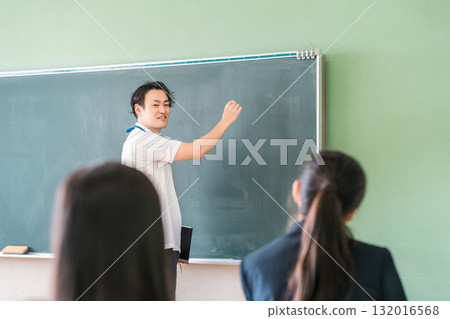 一位男老師在黑板前上課,學生們正在上課 一位男老師在黑板前上課,學生們正在上課 132016568