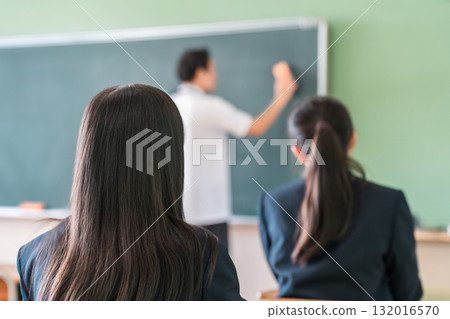 一位男老師在黑板前上課,學生們正在上課 一位男老師在黑板前上課,學生們正在上課 132016570