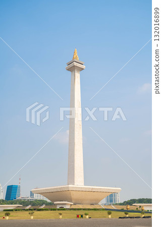 雅加達的 Monas（獨立紀念碑）－印尼的象徵，聳立在藍天之上 132016899
