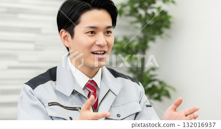 穿著工作服、打著領帶的商人開會 132016937