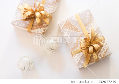 用金色絲帶包裝禮物的聖誕圖案 132017219