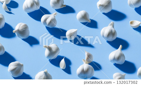 鮮豔的藍色背景上漂浮著白蒜 鮮豔的藍色背景上漂浮著白蒜 132017302