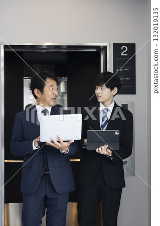 商人邊走邊開會 132019135