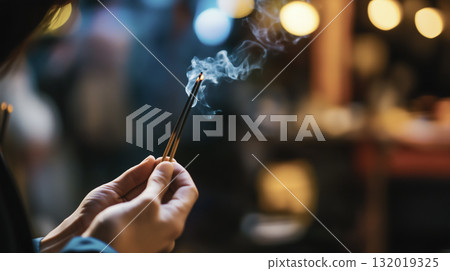 香煙和祈禱的女人的手的特寫鏡頭 132019325