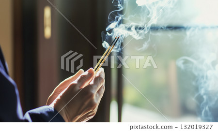 香煙和祈禱的男人的手的特寫鏡頭 132019327