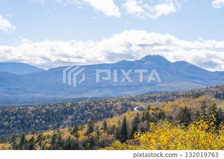 從三國嶺眺望的秋葉與藍天交相輝映的美麗山景 132019763