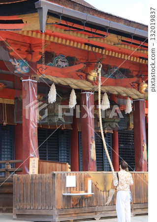 人們在京都八坂神社的主殿敲鐘祈禱 132019837
