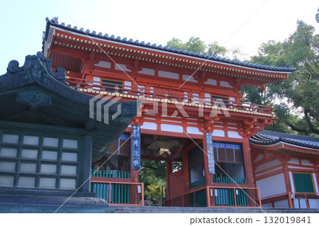Nishisakuramon Gate of Yasaka Shrine in Kyoto 132019841