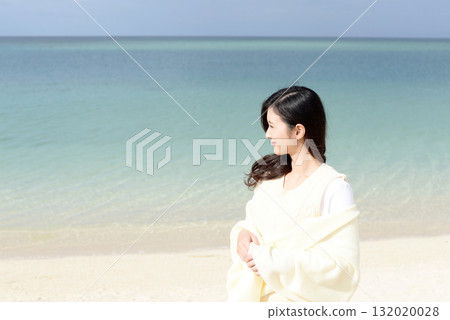 冬天在海邊放鬆的女人 132020028