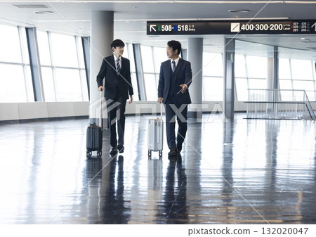 Businessman pulling a suitcase 132020047
