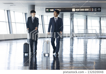 Businessman pulling a suitcase 132020048