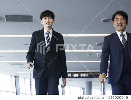 拉著行李箱的商人 132020049