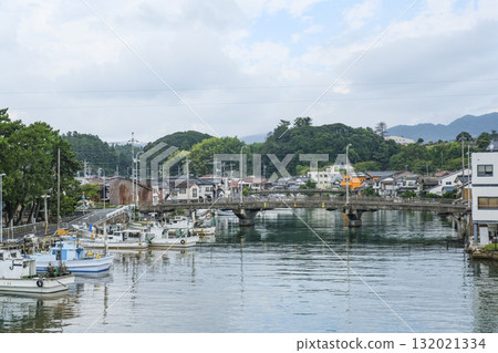 姚江上停泊的漁船和房屋 132021334