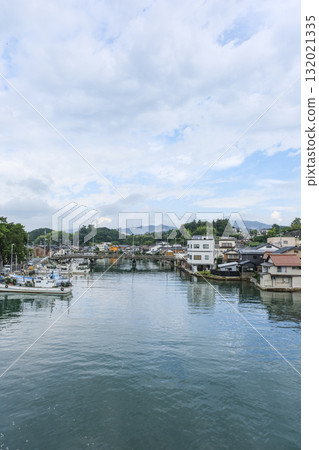 姚江上停泊的漁船和房屋 132021335