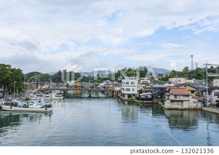 姚江上停泊的漁船和房屋 132021336