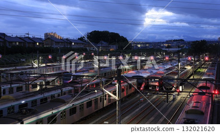 東急電鐵長津田檢查場的夜景，這裡停著許多東急電鐵列車。 132021620