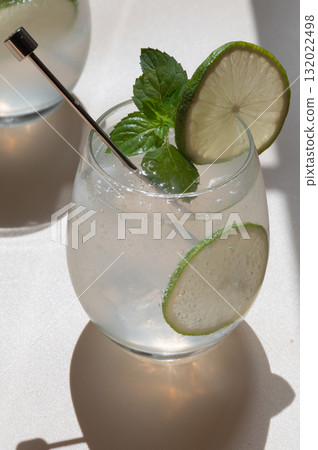 一杯檸檬汁在夏日陽光下閃閃發光 一杯檸檬汁在夏日陽光下閃閃發光 132022498