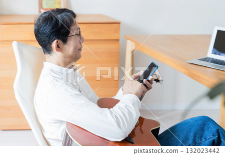 操作智能手機的男性人 132023442