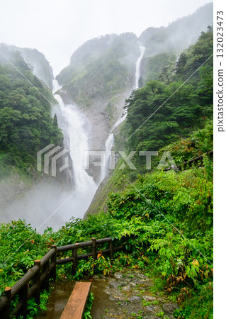Shomyo Falls and Hannoki Falls: Large waterfalls on a rainy day, Toyama Prefecture 132023473