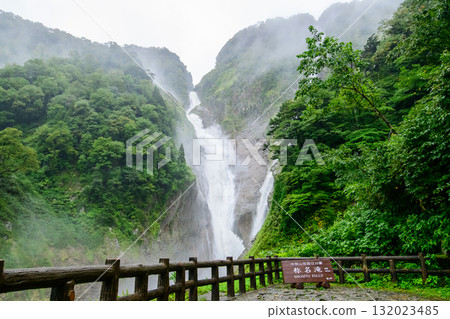 Shomyo Falls and Hannoki Falls: Large waterfalls on a rainy day, Toyama Prefecture Shomyo Falls and Hannoki Falls: Large waterfalls on a rainy day, Toyama Prefecture 132023485