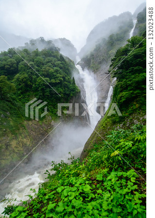 Shomyo Falls and Hannoki Falls: Large waterfalls on a rainy day, Toyama Prefecture 132023488