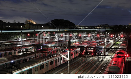 東急電鐵長津田檢查場的夜景,這裡停滿了東急電鐵列車。背景是JR橫濱線列車的光軌。 東急電鐵長津田檢查場的夜景,這裡停滿了東急電鐵列車。背景是JR橫濱線列車的光軌。 132023513