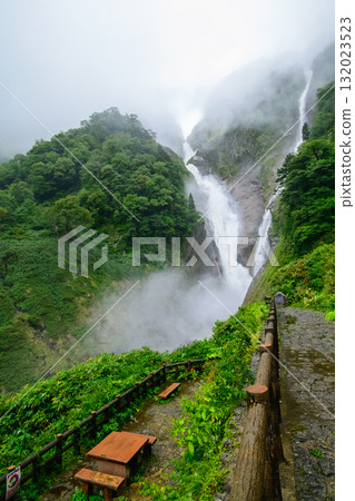 Shomyo Falls and Hannoki Falls: Large waterfalls on a rainy day, Toyama Prefecture 132023523
