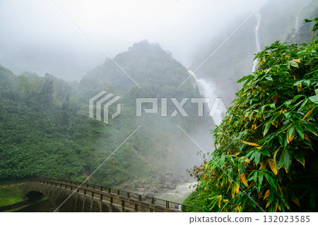 Shomyo Falls and Hannoki Falls: Crossing the Shomyo Bridge amid the large waterfalls on a rainy day, Toyama Prefecture 132023585