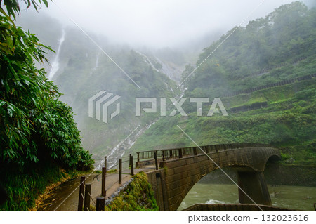 Shomyo Bridge and Hannoki Falls, a large waterfall on a rainy day, Toyama Prefecture Shomyo Bridge and Hannoki Falls, a large waterfall on a rainy day, Toyama Prefecture 132023616
