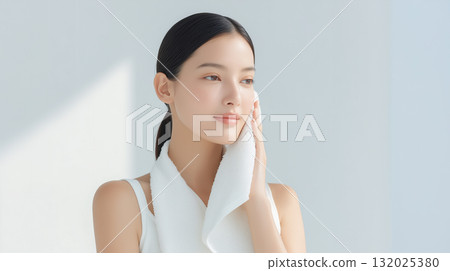 早晨皮膚護理，女人用毛巾擦乾 132025380