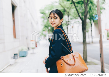 走在城市的一位小姐 132026094