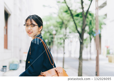 走在城市的一位小姐 132026095