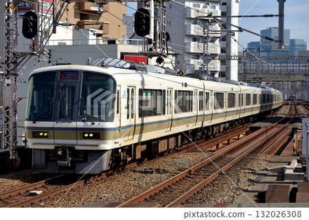 221 series special rapid train Expoliner running on the Umeda freight line 221 series special rapid train Expoliner running on the Umeda freight line 132026308