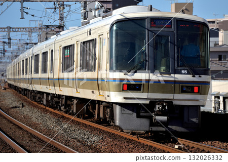 八列221系列特快列車Expoliner在梅田貨運線上運行 132026332