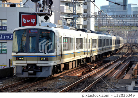 八列221系列特快列車Expoliner在梅田貨運線上運行 八列221系列特快列車Expoliner在梅田貨運線上運行 132026349