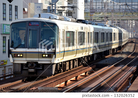 八列221系列特快列車Expoliner在梅田貨運線上運行 132026352