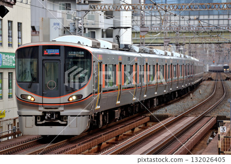 梅田貨運線上運行的八輛 323 系列快速 Expoliner 車 132026405