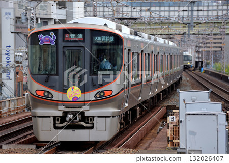 大阪環狀線上行駛的323號外環列車 132026407