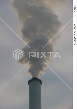 "Smoke from the chimney, air pollution" SDGs Global Environment Industrial complex pollution "Smoke from the chimney, air pollution" SDGs Global Environment Industrial complex pollution 132027092