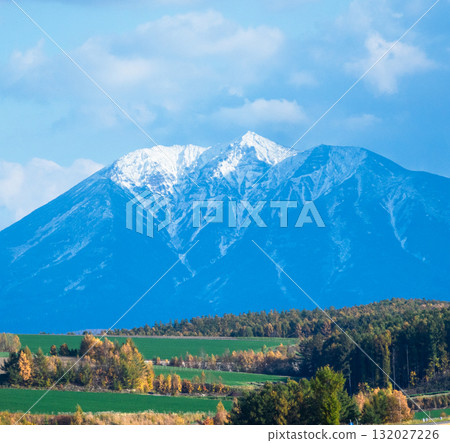 從北海道美瑛眺望大布豊山 從北海道美瑛眺望大布豊山 132027226