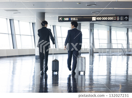 商人騎自動扶梯 132027231