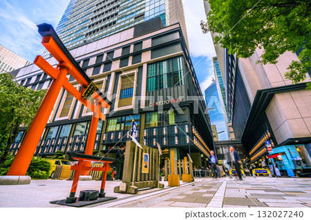 日本東京城市景觀。建築物之間可觀賞日本橋室町和福德神社的景色。最右邊的重建建築物...... 日本東京城市景觀。建築物之間可觀賞日本橋室町和福德神社的景色。最右邊的重建建築物...... 132027240