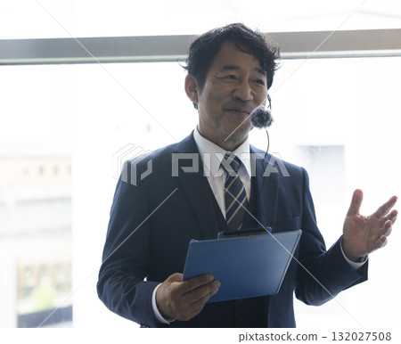 商人手裡拿著文件進行演示 132027508