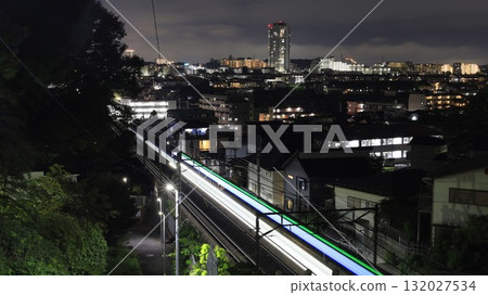 從田名大山公園旁的樓梯上看到的東急田園都會線的夜景和列車的光跡 從田名大山公園旁的樓梯上看到的東急田園都會線的夜景和列車的光跡 132027534