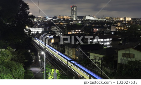 從田名大山公園旁的樓梯上看到的東急田園都會線的夜景和列車的光跡 132027535