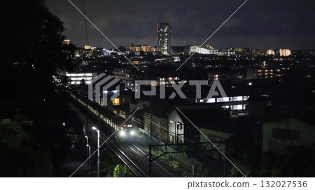 行駛在東急田園都會線上的列車和從田名大山公園旁的樓梯上看到的夜景 行駛在東急田園都會線上的列車和從田名大山公園旁的樓梯上看到的夜景 132027536