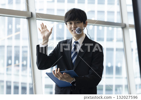 指導一個微笑的商人 132027596