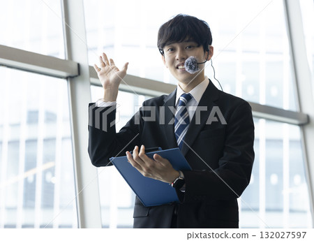 指導一個微笑的商人 132027597