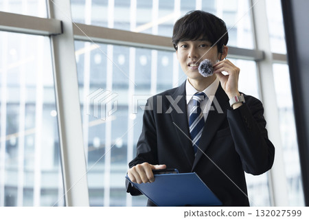 指導一個微笑的商人 132027599